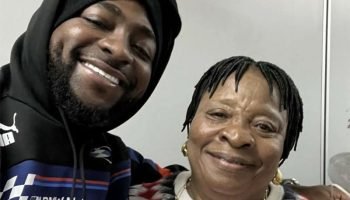 Davido posing with Wizkid Mom - Opdato